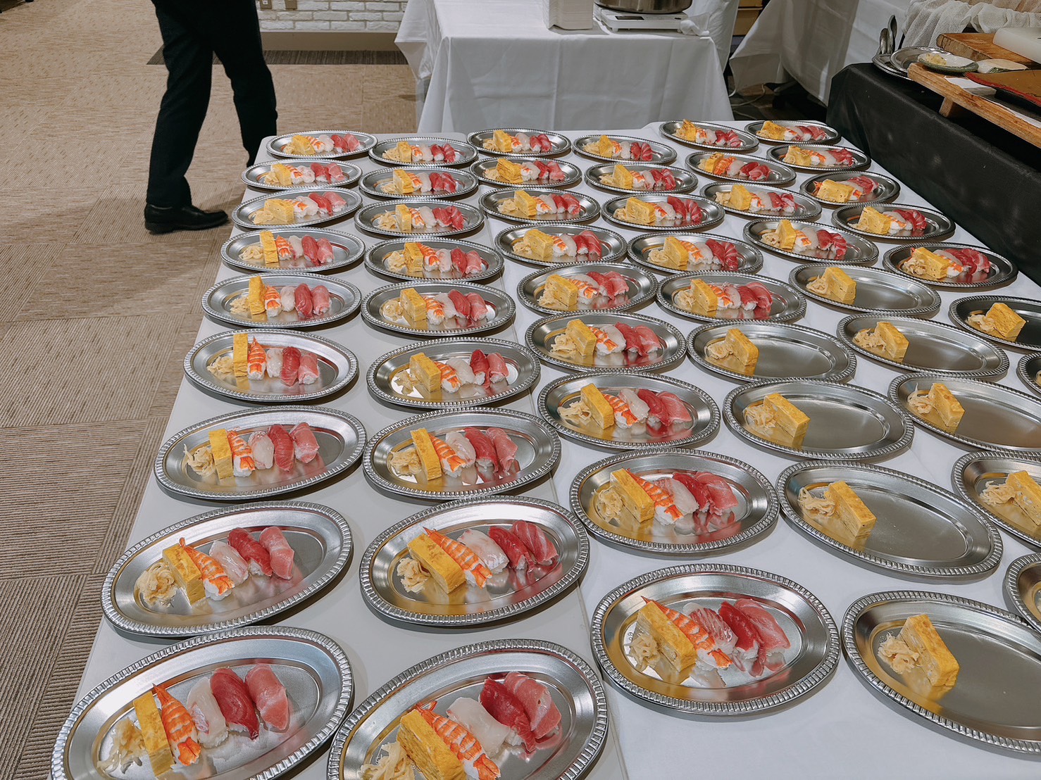 大人数イベント向けに一皿ずつ並べた寿司バイキング